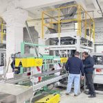 To enheder til automatisk vejning, posetransport og palletering af kæledyrsfoder på 25 kg starter i drift på vores klientfabrik.