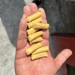 Dobbelt skovlbåndstransporterende vejemaskine